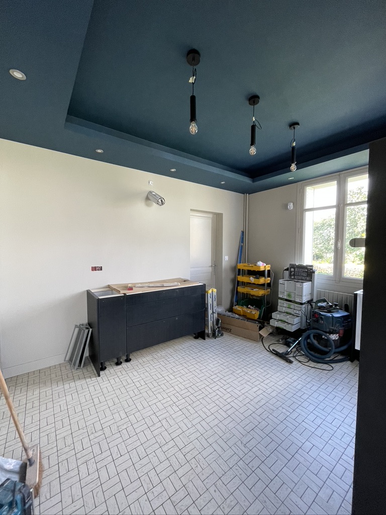 Sol carrelé et plafonds